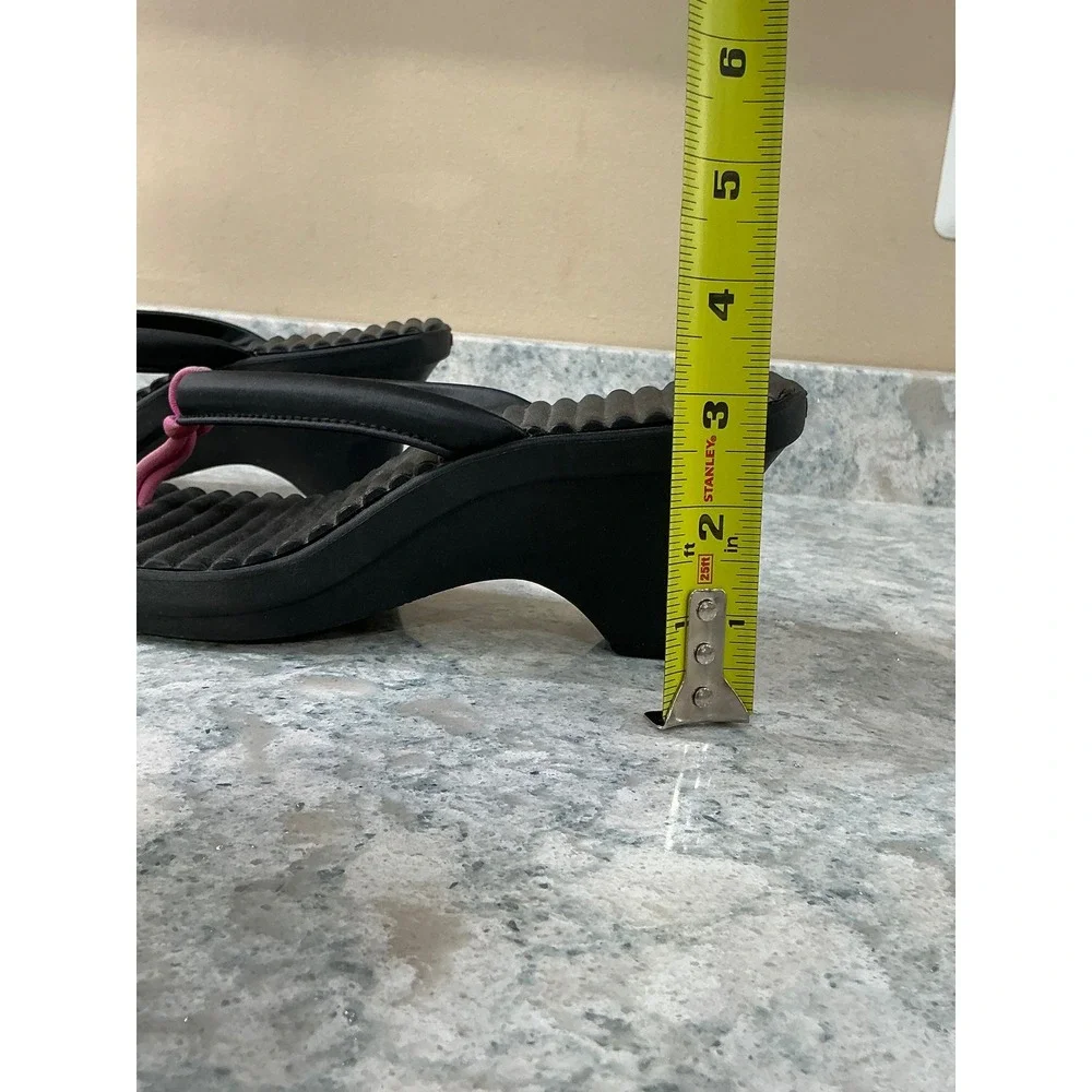 Crocs Wedge Flip Flops Sandals Size 7 Black Pink Ribbed Thong Platform Heel